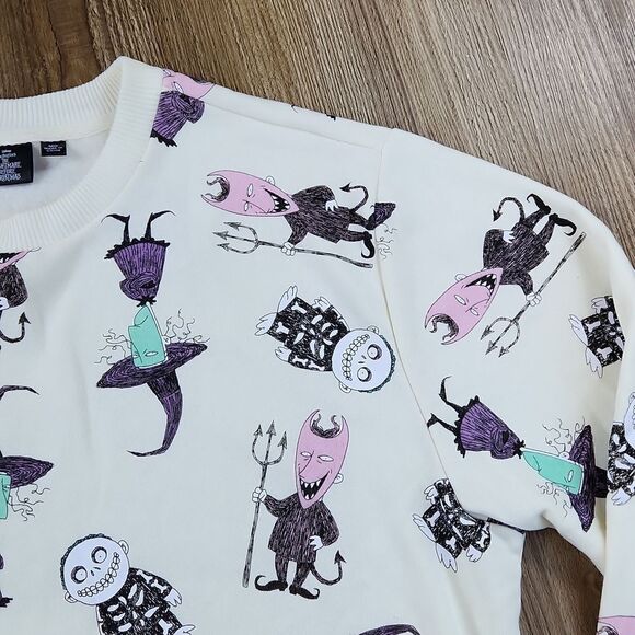 🔸️NWT Nightmare Before Christmas Lock, Stock, & Barrel Sweatshirt Small - Picture 4 of 9